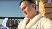 Киркоров, Ургант, голубой банан и баян под душем: ФК «КАМАЗ» снял клип