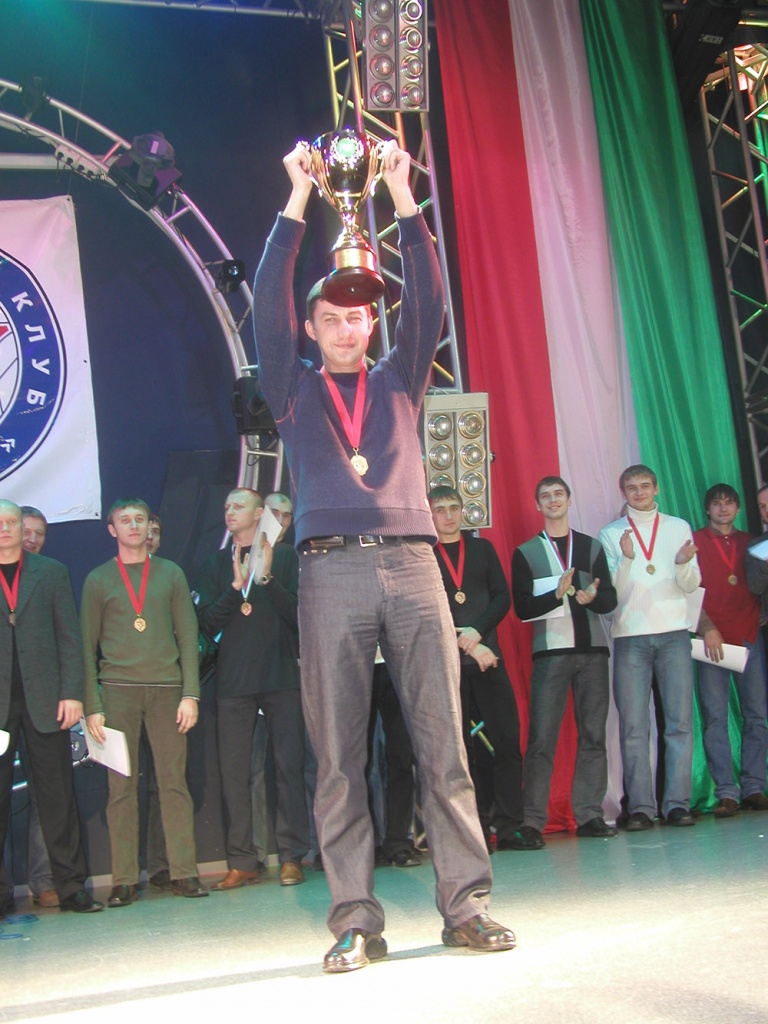 10_2003_Павел Табаков с кубком за 1 место в сезоне.JPG